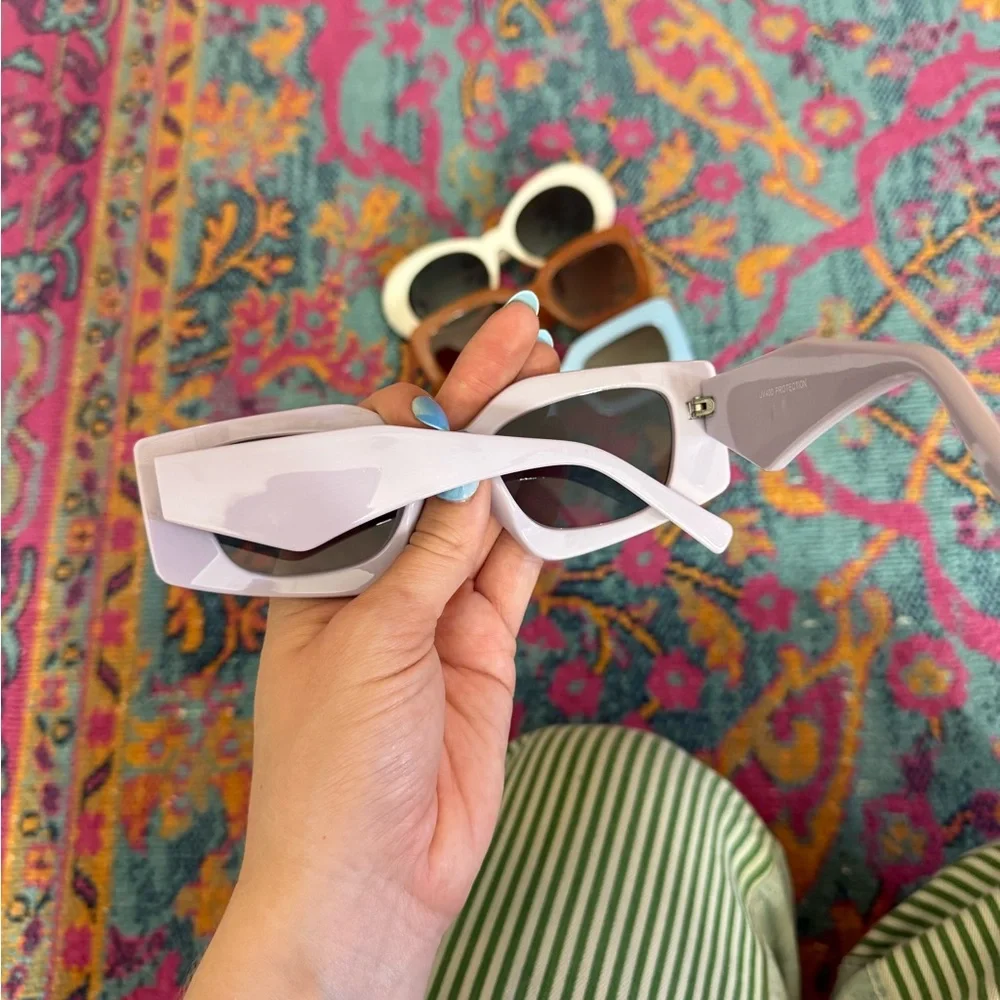 (LOT OF 4) Colorful Sunglasses - Picture 2 of 5